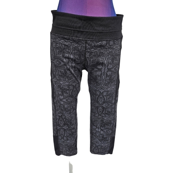 Athleta Ironstone Connect Black & Gray Floral Capri Leggings Size Medium T29 - Picture 9 of 10
